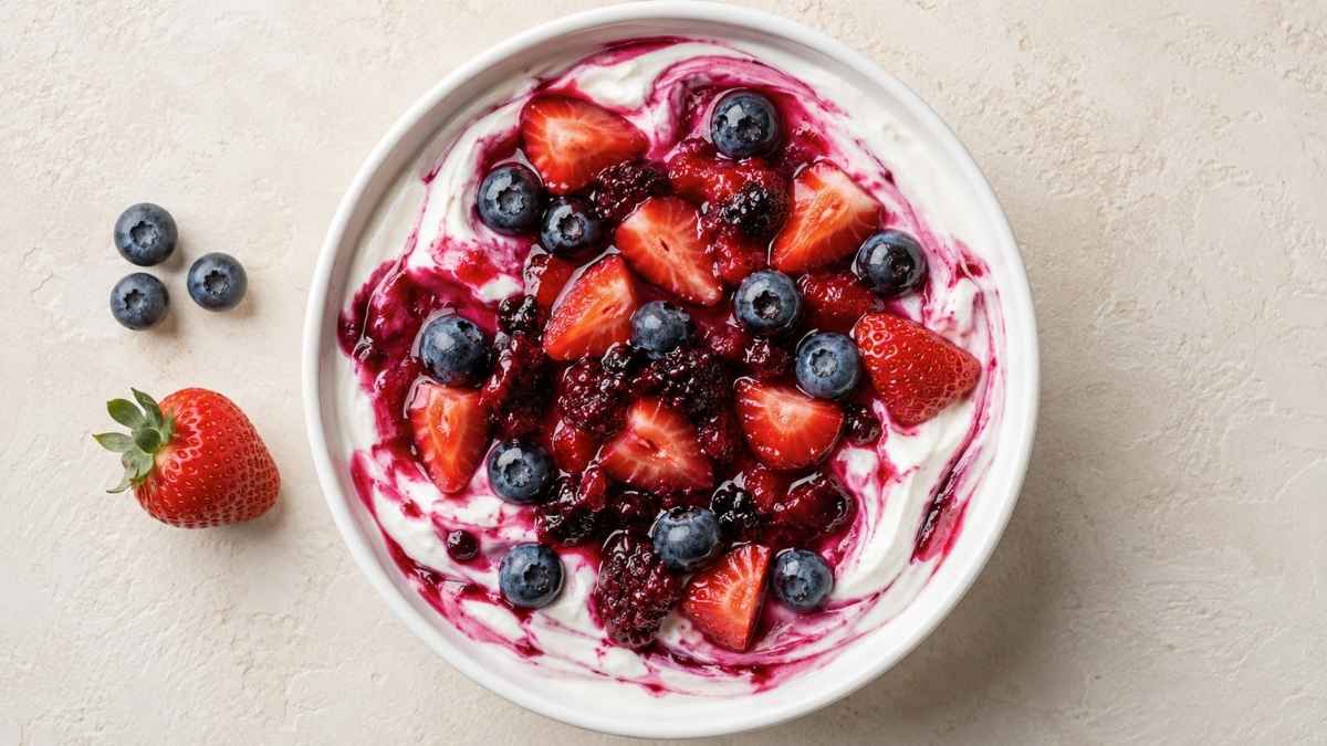 Low Carb Berry Yogurt Bowl