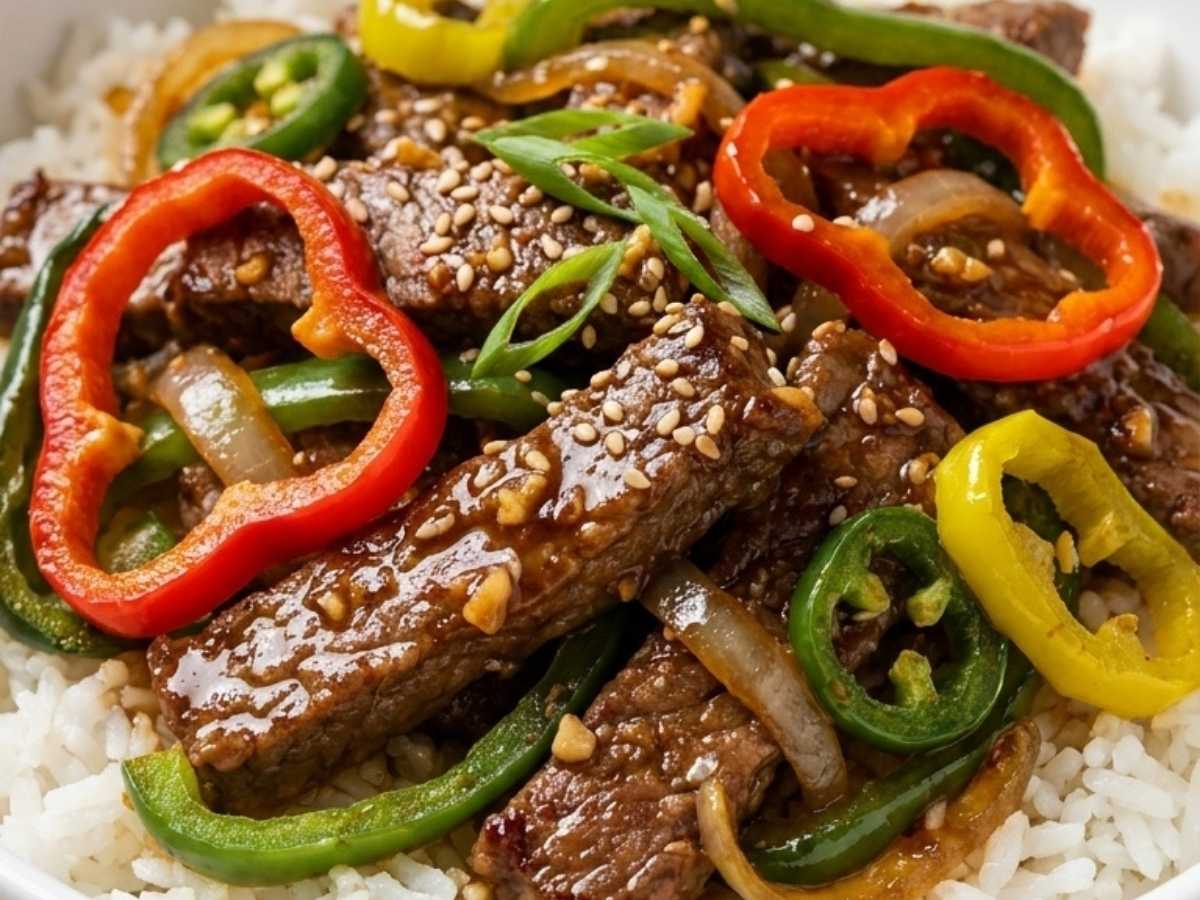 Closeup view of the finished pepper steak bowl, highlighting the beef and pepper sauce.